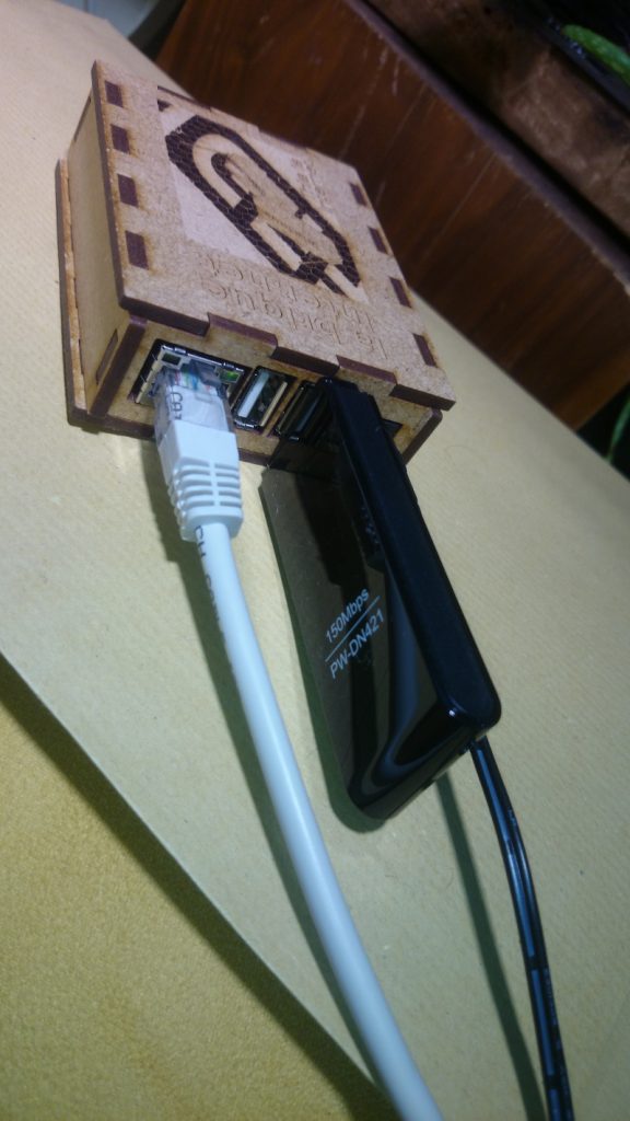 Image d'une brique Internet connectée au réseau filiaire et complétée d'une antenne Wifi.