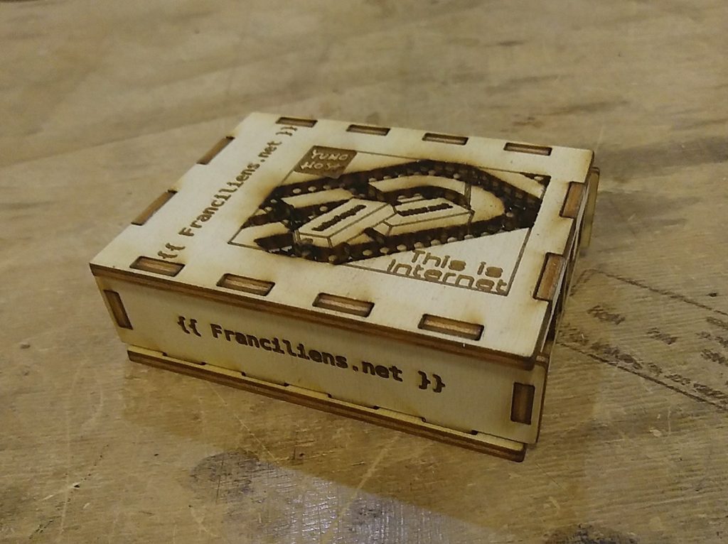 Boîtier en bois pour brique internet, v2